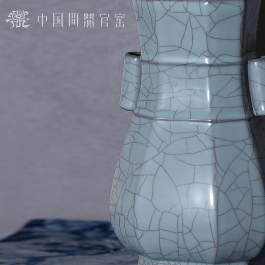 问鼎官窑八方贯耳瓶（大） 商品图2