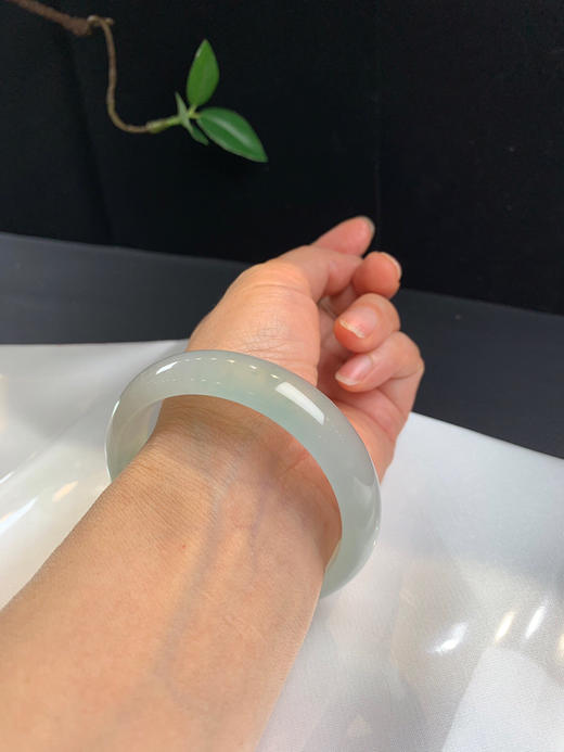 612501，56.5冰底手镯，一大截种水超级棒，起荧光了，下面一截稍弱一些， 清新冰透 商品图5