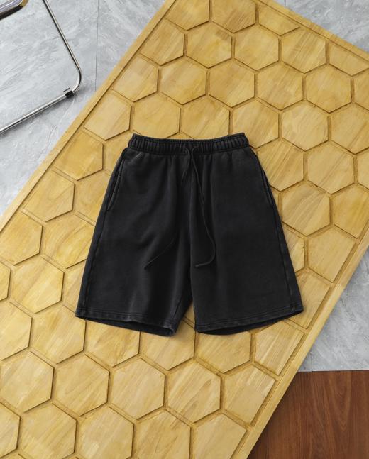 点此购买 巴黎世家夏季男女款做旧水磨蜡染硅胶印花松紧中腰直筒宽松休闲短裤 LL 312681 商品图6