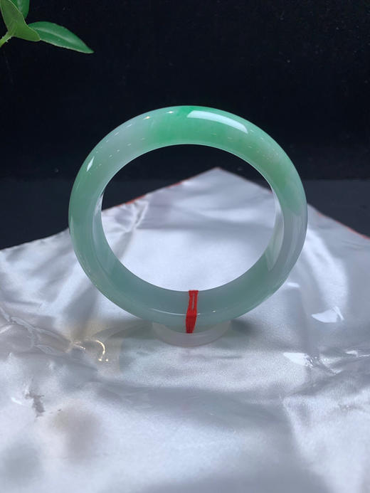 612498，56 带绿底宽版手镯 ，整圈带绿底色。版型好，底妆清新干净 商品图0