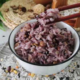 【杂粮饭家庭装】通过203项农残检测，甄选原产地优质杂粮，每一种谷物的挑选都很严格，只用当季新粮。颗粒要饱满，光泽度要好，碎粒要少，自然清香。易煮同熟，口感浓香，营养丰富。