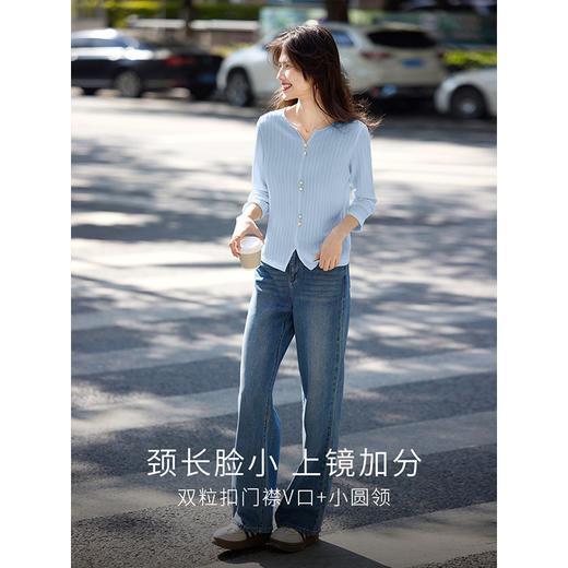 【年终特卖】熙世界2025春秋新款肌理感压花法式T恤女设计感开叉长袖正肩上衣 商品图2