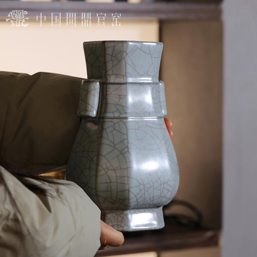 问鼎官窑八方贯耳瓶（大） 商品图4