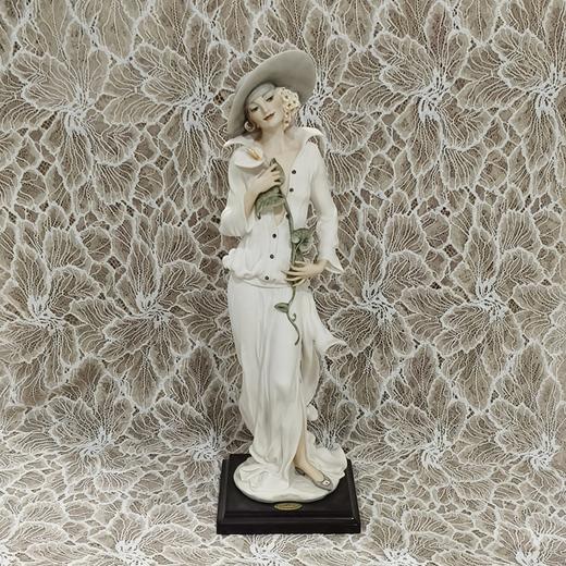 来自西瓷艺术品业界头部品牌意大利卡波迪蒙特的大款女士瓷偶 商品图0