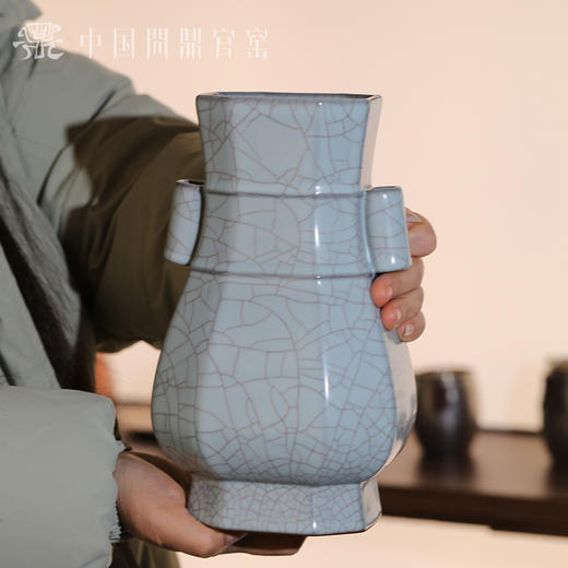 问鼎官窑八方贯耳瓶（大） 商品图1