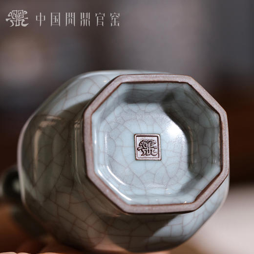 问鼎官窑八方贯耳瓶（小） 商品图5