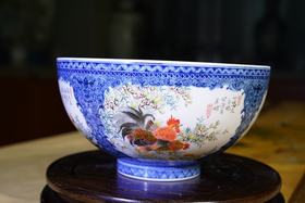 青花图案开窗花鸟罗汉碗