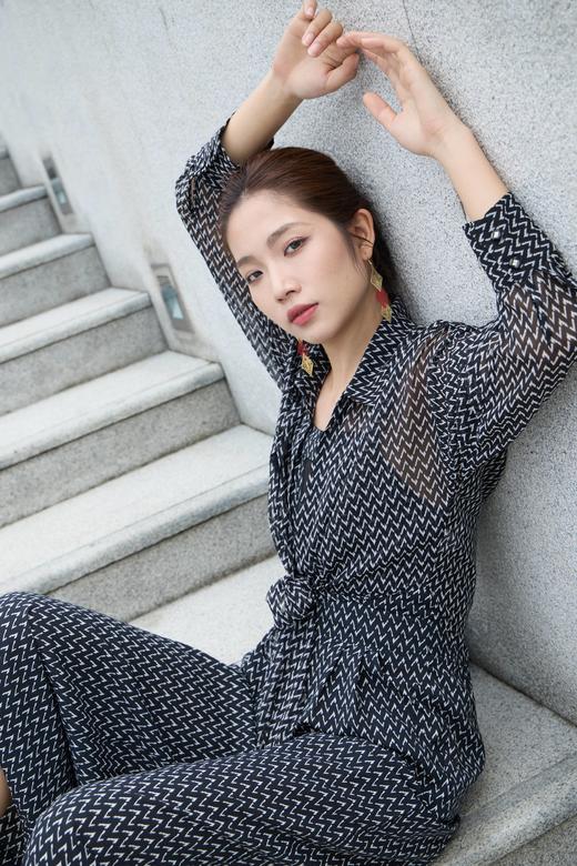 SZ1A60_漆黑色_衬衫_春夏_印花翻领透视感系带收腰长袖_高级女装_BERNIEELEN 伯妮斯茵 商品图1