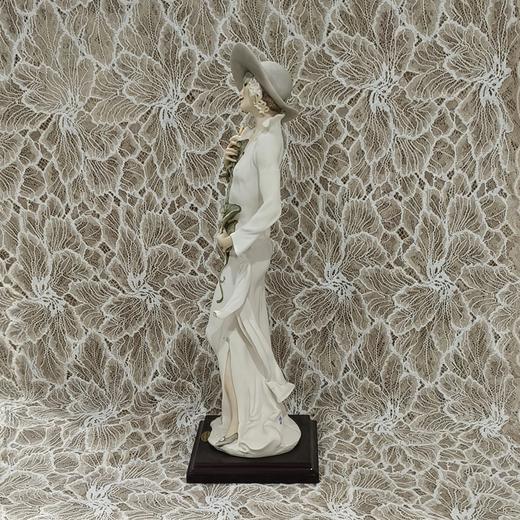 来自西瓷艺术品业界头部品牌意大利卡波迪蒙特的大款女士瓷偶 商品图3