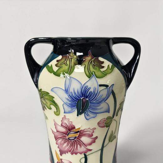 英国著名陶瓷品牌默克罗夫特Moorcroft出品的一只手绘珐琅花瓶 商品图2