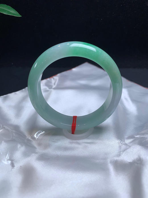 612498，56 带绿底宽版手镯 ，整圈带绿底色。版型好，底妆清新干净 商品图2