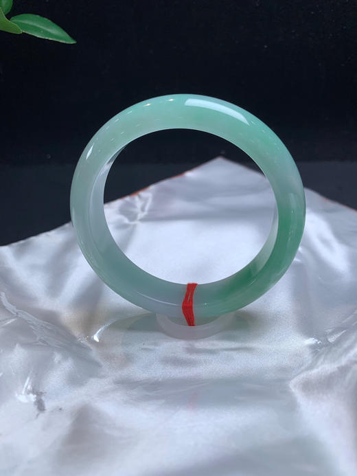 612498，56 带绿底宽版手镯 ，整圈带绿底色。版型好，底妆清新干净 商品图3