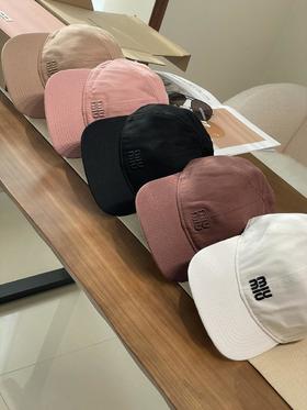 miumiu缪缪春夏休闲百搭简约帽子LOGO刺绣潮流鸭舌帽户外出行防紫外线遮脸遮阳帽闺蜜棉棒球帽男女同款情侣款（CO）
