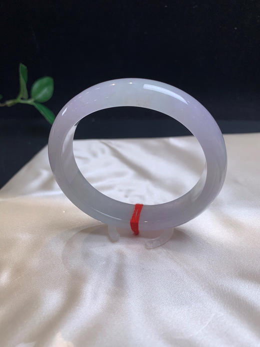 612499，54冰紫贵妃手镯，冰冰的，整体带淡紫底，整条均匀冰透，局部带些撒金 商品图1