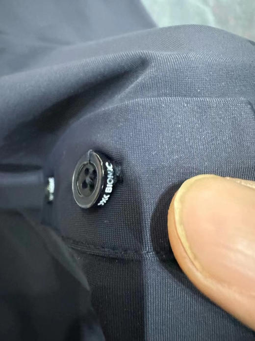 原单正品 X - bionic 商务速干polo 短袖 

S M L XL XXL 黑白蓝三色 

意大利进口材质 弹力舒适耐用 

暗影轻量系列 硅胶logo 瑞士经典袖标 商品图5