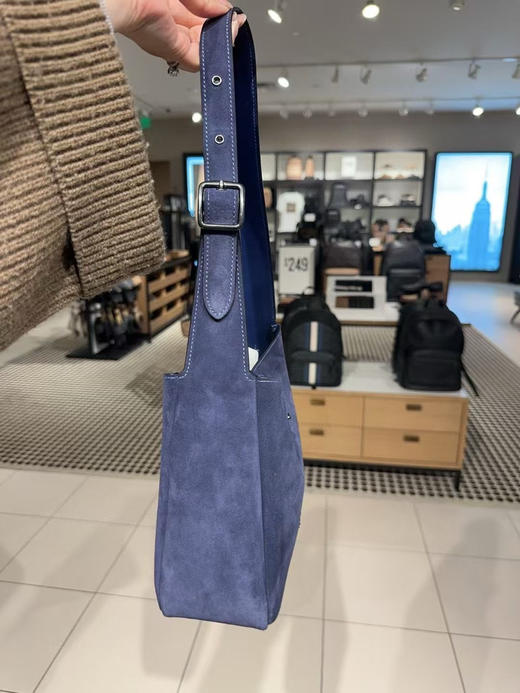 ¥1450🇺🇸Coach Hadley 腋下斜挎包，皮质藏蓝色✔️洋气翻毛皮，里层也是荔枝纹皮面手感很好！肩带可以调节取下来单肩背或者两条接一起斜挎背，尺寸25x24x8cm 商品图1