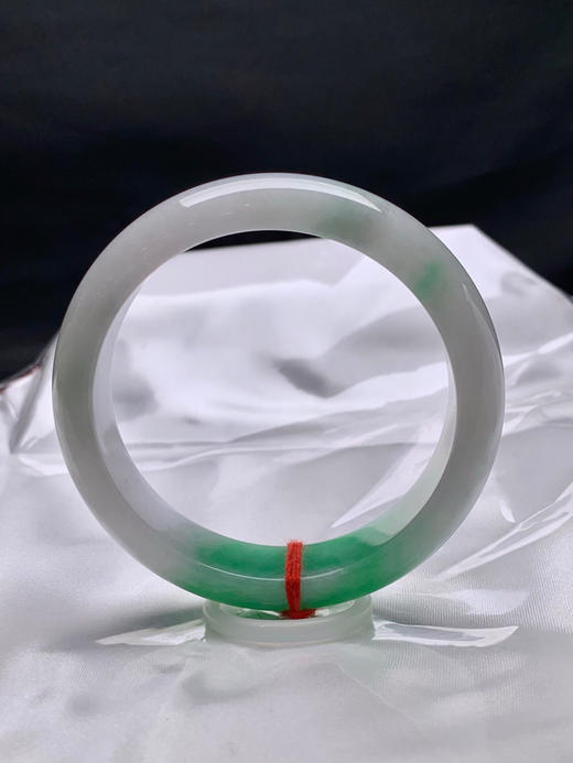 612503，59圈口，飘绿正圈平安镯，细糯有水，白底飘一截阳绿 商品图3