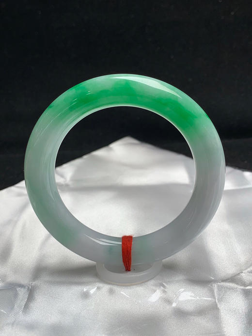 612507，55.2圈口，飘绿圆条手镯，白底飘阳绿，色浓底子细腻 商品图0
