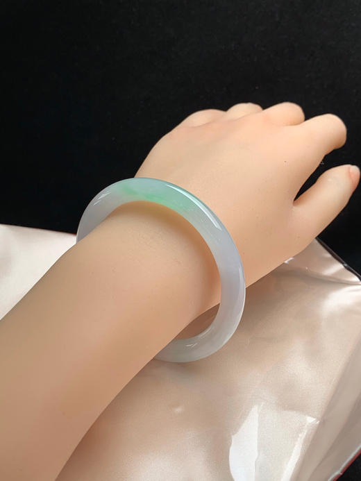 612509，55.5圈口，冰飘绿细圆条美人条，白底飘甜绿，种水好，底子清爽 商品图5