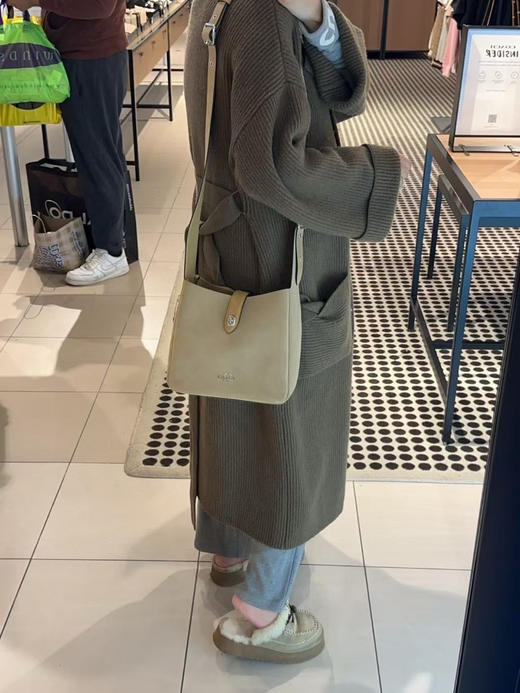 ¥1450🇺🇸Coach Hadley 腋下斜挎包，洋气翻毛皮，里层也是荔枝纹皮面手感很好！肩带可以调节取下来单肩背或者两条接一起斜挎背，尺寸25x24x8cm 商品图3