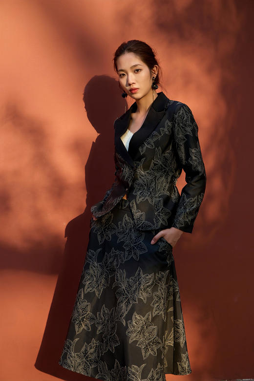 SZ1A05_漆黑色_外套_春季_翻领收腰修身长袖提花_高级女装_BERNIEELEN 伯妮斯茵 商品图1