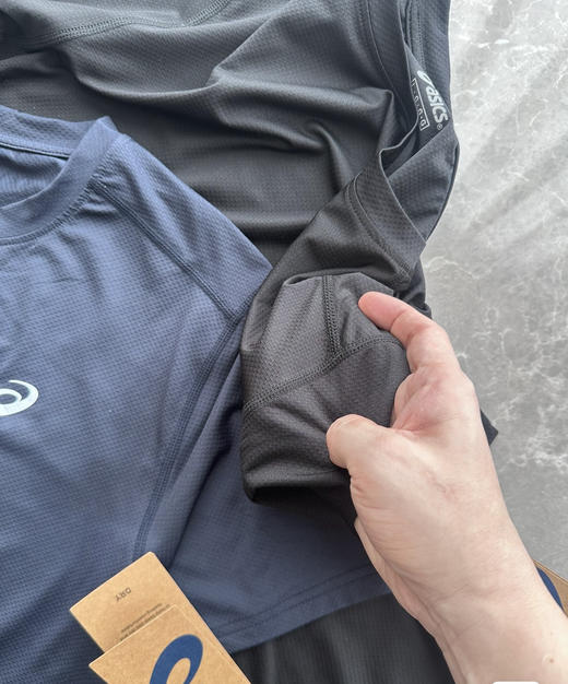 全新正品asics亚瑟士弹力速干透气运动健身多功能短袖t恤
25年新款 面料真的很好穿很好穿
黑色 幽雾绿 藏青色
尺码M-2XL 商品图5