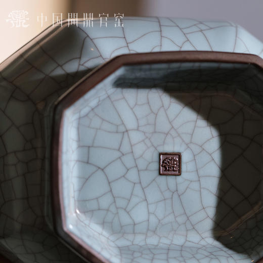 问鼎官窑八方贯耳瓶（大） 商品图3