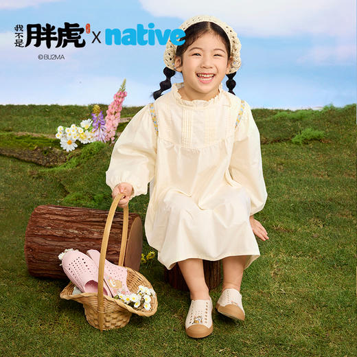 【夏季凉鞋丨native我不是胖虎联名款儿童款洞洞鞋】轻量化EVA材质，贴合足弓，脚感舒适柔软，融入趣味胖虎插画形象可爱，沿条包裹鞋头保护脚趾，舒适轻便，多孔设计干爽透气，快速疏水，表面光滑轻松擦洗 商品图3