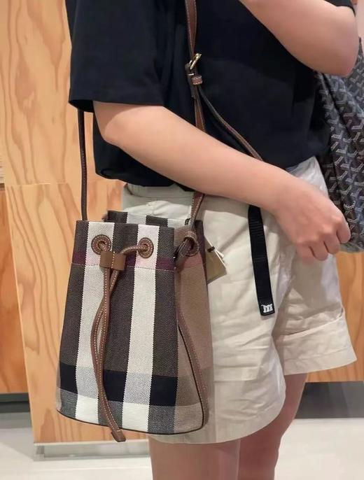 BBR巴宝莉抽绳水桶包！b家粗麻经典帆布格纹水桶包（EJ） 商品图2