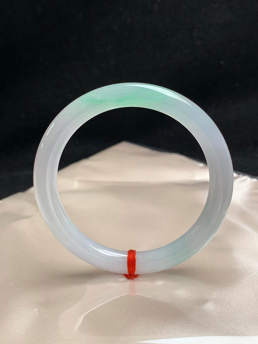 612509，55.5圈口，冰飘绿细圆条美人条，白底飘甜绿，种水好，底子清爽 商品图0