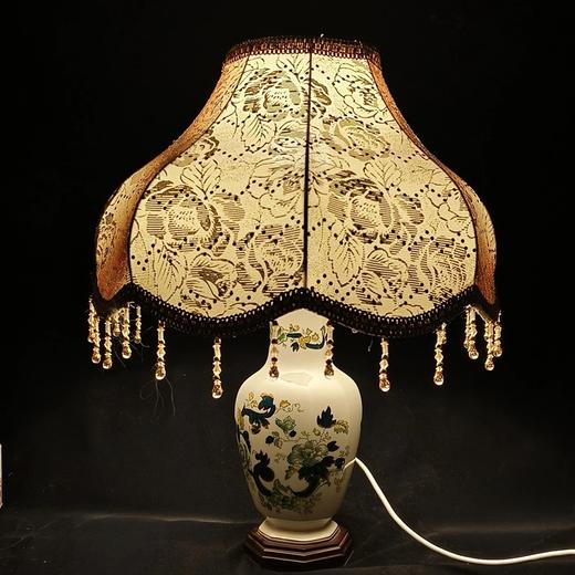 马森伊万里风格碧色查特勒斯＆钴蓝色曼德勒系列手绘台灯，汉洋折衷风格的设计贵气十足，灯光下描金牡丹更显国色天香 商品图6