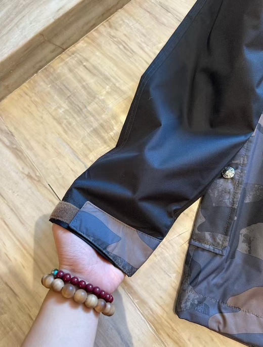 原单正品 TNF 冲锋衣，男女同款，数量特别少！！速度抢起来，这个季节正好穿，防水面料，薄软类型的外套，不是那种生硬的面料，这种更好穿，更贴身舒适一点！
尺码S-XL 商品图5