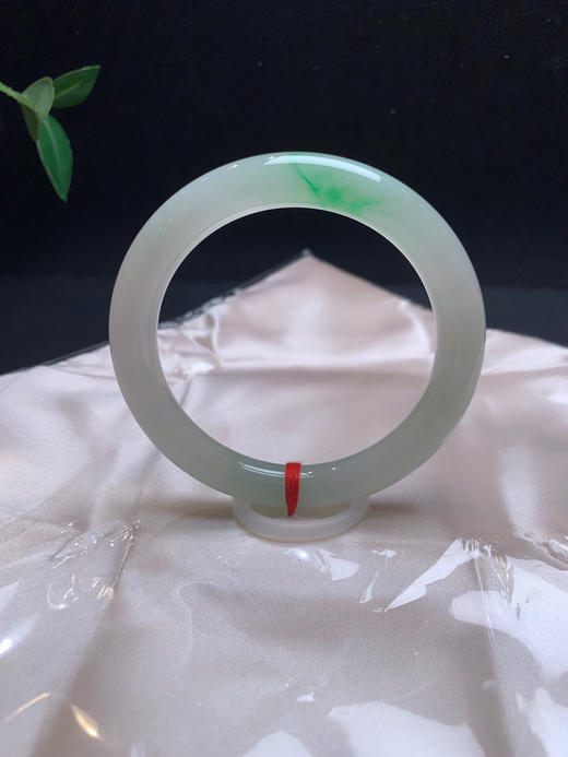 612513，58 冰甜绿圆条手镯，冰润秀气，干净清爽，飘一截甜绿色，甜甜的 商品图0