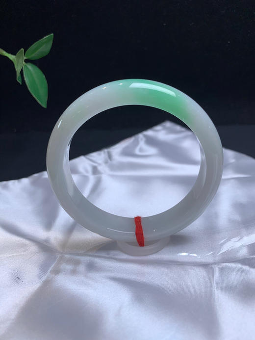 612517，60.5飘绿手镯 ，整体均匀细腻，一截清新绿底 商品图0