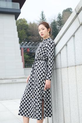 SZ1S52_漆黑色_连衣裙_春季_圆领长袖系带收腰 A 字中长款_高级女装_BERNIEELEN 伯妮斯茵