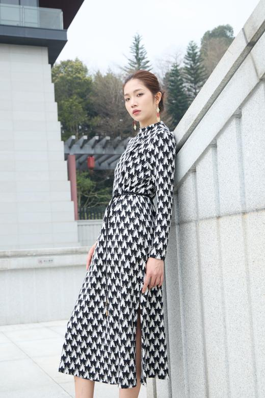 SZ1S52_漆黑色_连衣裙_春季_圆领长袖系带收腰 A 字中长款_高级女装_BERNIEELEN 伯妮斯茵 商品图0