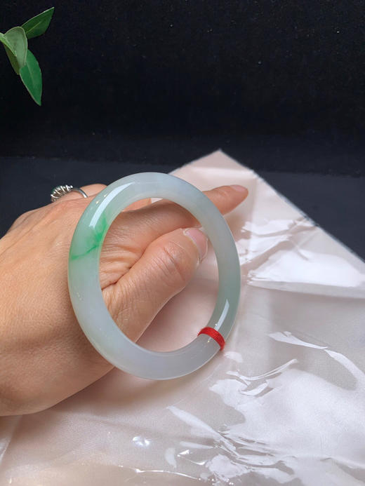 612513，58 冰甜绿圆条手镯，冰润秀气，干净清爽，飘一截甜绿色，甜甜的 商品图5