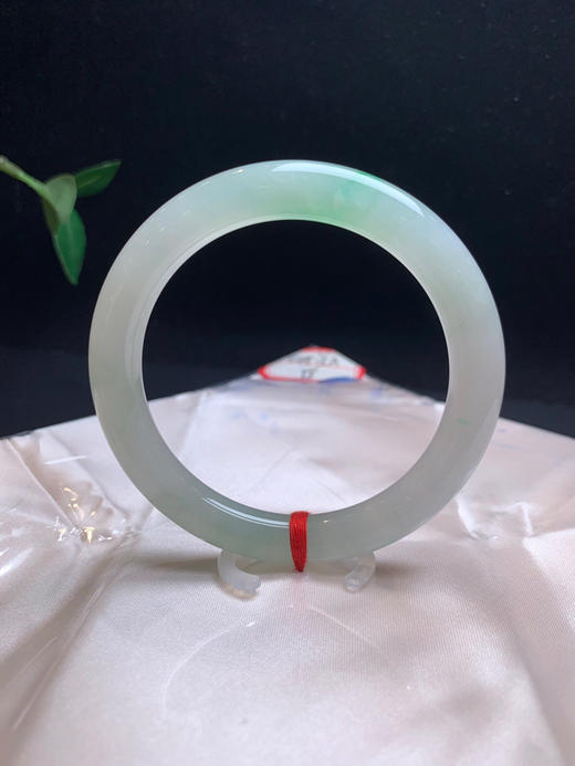 612513，58 冰甜绿圆条手镯，冰润秀气，干净清爽，飘一截甜绿色，甜甜的 商品图4