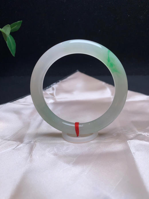 612513，58 冰甜绿圆条手镯，冰润秀气，干净清爽，飘一截甜绿色，甜甜的 商品图3