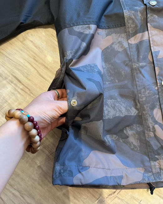 原单正品 TNF 冲锋衣，男女同款，数量特别少！！速度抢起来，这个季节正好穿，防水面料，薄软类型的外套，不是那种生硬的面料，这种更好穿，更贴身舒适一点！
尺码S-XL 商品图8