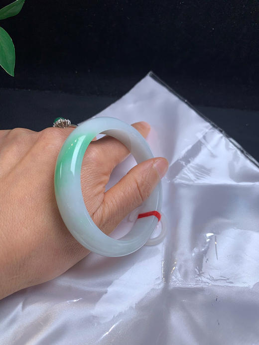 612517，60.5飘绿手镯 ，整体均匀细腻，一截清新绿底 商品图5