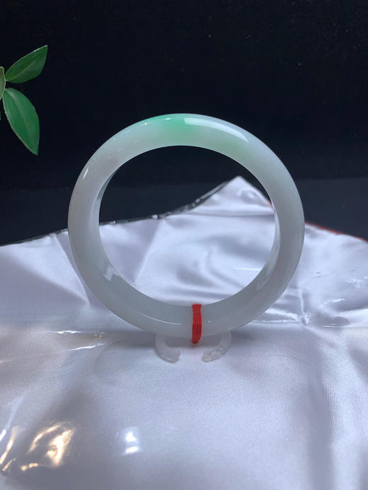 612517，60.5飘绿手镯 ，整体均匀细腻，一截清新绿底 商品图4