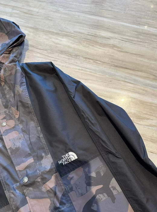 原单正品 TNF 冲锋衣，男女同款，数量特别少！！速度抢起来，这个季节正好穿，防水面料，薄软类型的外套，不是那种生硬的面料，这种更好穿，更贴身舒适一点！
尺码S-XL 商品图7