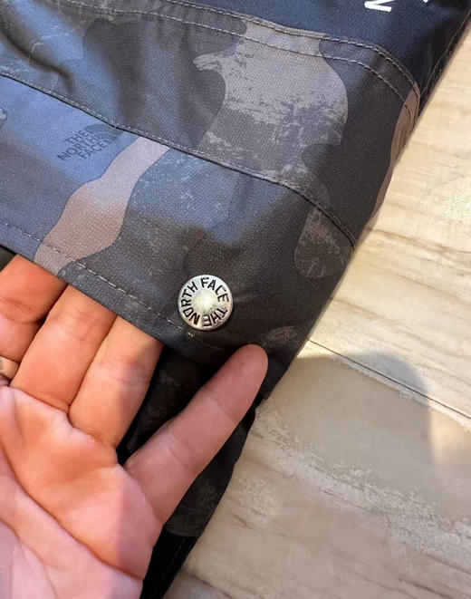 原单正品 TNF 冲锋衣，男女同款，数量特别少！！速度抢起来，这个季节正好穿，防水面料，薄软类型的外套，不是那种生硬的面料，这种更好穿，更贴身舒适一点！
尺码S-XL 商品图9