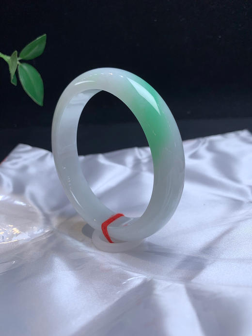 612517，60.5飘绿手镯 ，整体均匀细腻，一截清新绿底 商品图2