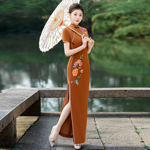 YD-3/16-05 2025新款修身改良高端开叉绣花长款走秀旗袍裙表演出服女迷花恋柳 商品图2