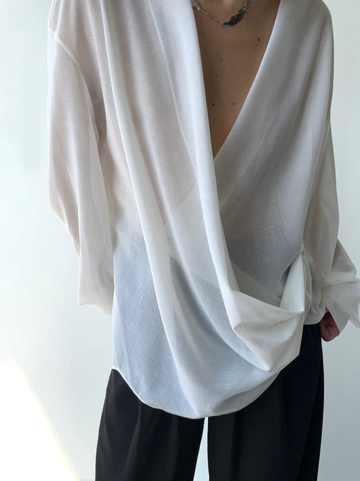 TU｜C05AW24-BL02- 荡领衬衫 [ WT00 / 黑BK00 ] 商品图1