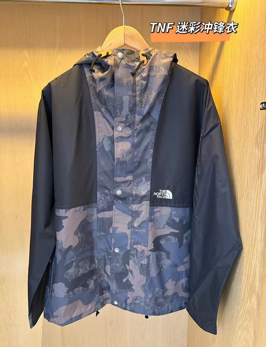 原单正品 TNF 冲锋衣，男女同款，数量特别少！！速度抢起来，这个季节正好穿，防水面料，薄软类型的外套，不是那种生硬的面料，这种更好穿，更贴身舒适一点！
尺码S-XL 商品图1