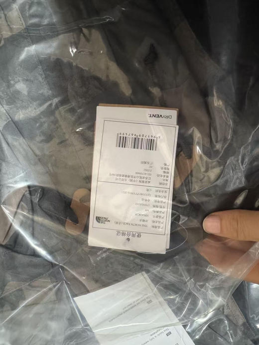 原单正品 TNF 冲锋衣，男女同款，数量特别少！！速度抢起来，这个季节正好穿，防水面料，薄软类型的外套，不是那种生硬的面料，这种更好穿，更贴身舒适一点！
尺码S-XL 商品图13