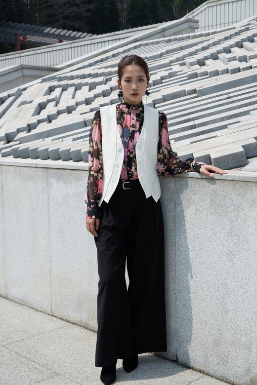 SZ1F51_漆黑色_立领粉牡丹印花透视感灯笼袖长袖雪纺衬衫_春夏_修身显瘦气质通勤_高级女装_BERNIEELEN 伯妮斯茵 商品图1